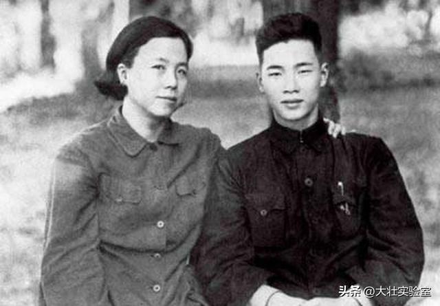 60年代，李鹏夫妇与儿女们在天安门广场，一张温暖的罕见全家福！