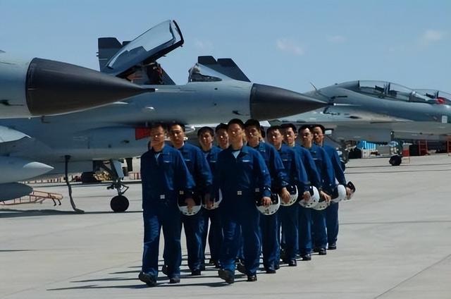 特朗普阴谋难藏！造黄金战舰或是烟雾弹，背后还有更大算计？