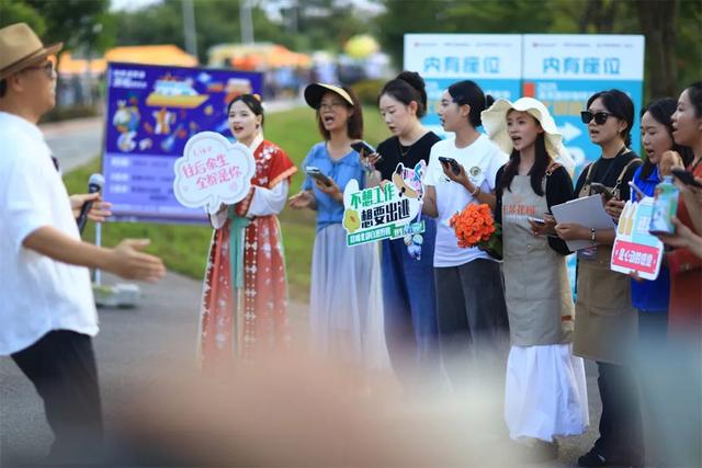 彰美村码头，一场“无脚本”的合唱快闪演绎春城浪漫！
