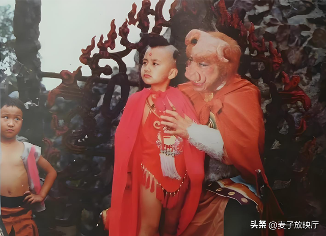 8岁光屁股火遍全国，现定居北京娶学霸为妻的他，是身价过亿高管