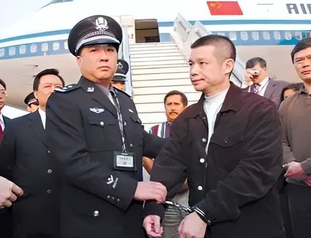 “巨贪”行长余振东：携40亿逃往美国，引渡回国后却只被判了12年