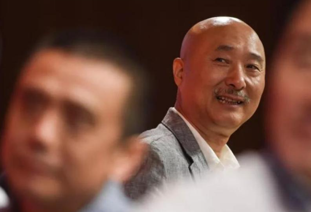 前央视春晚总导演，两字锐评《戏台》，狠狠给陈佩斯出了口窝囊气