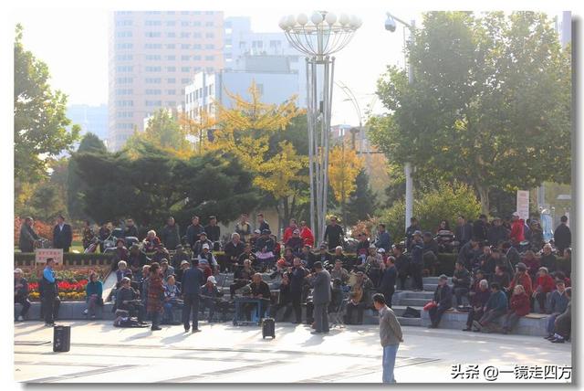 漫步丹东鸭绿江畔，可以隔江望见对岸的朝鲜