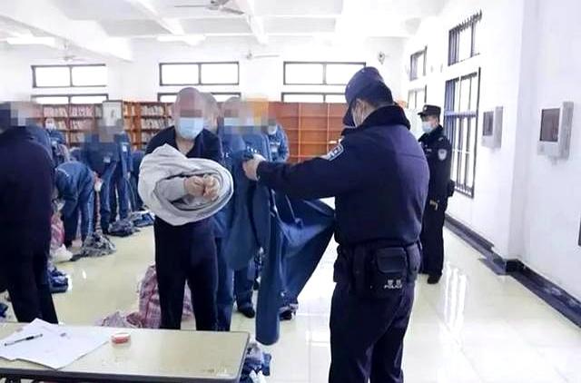 在监狱入监队的亲身经历，四点起床十一点睡觉，一天只能大便一次