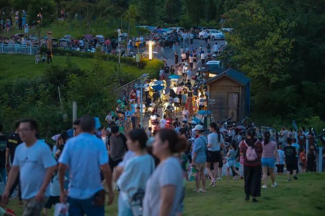 达州渠县文峰山夏夜模式已上线，承包你的整个夏日快乐！
