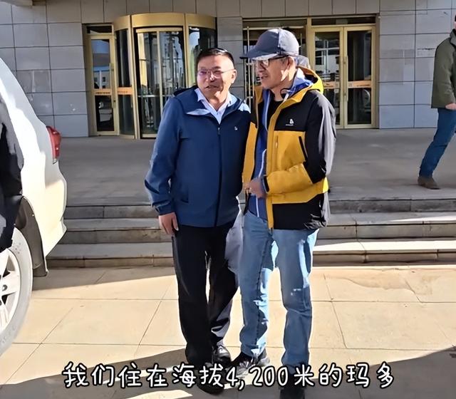 俞敏洪新疆旅行，大早上喝“上马酒”，还跟美女老板一起走秀