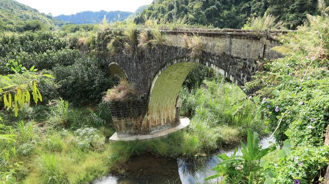 松口到蕉岭福建上杭的要道上，被荒废的清代石拱桥五星桥