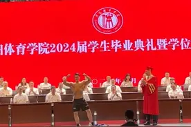 毕业典礼“秀肌肉” 沈阳这位小伙有真实“力”图片