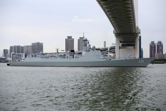 中美舰艇激烈对峙，美舰猛冲向052D	，当场过招，我军笑到最后