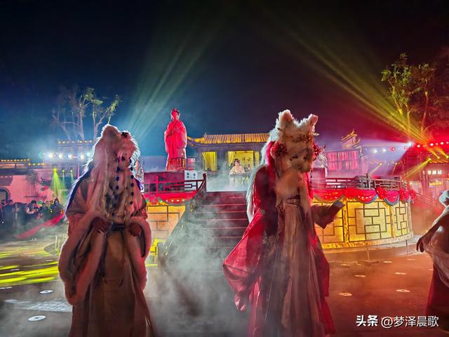 湖北：祥云湾庆典燃爆文旅圈 三喜临门夜 千人天灯点亮浪漫星河‌