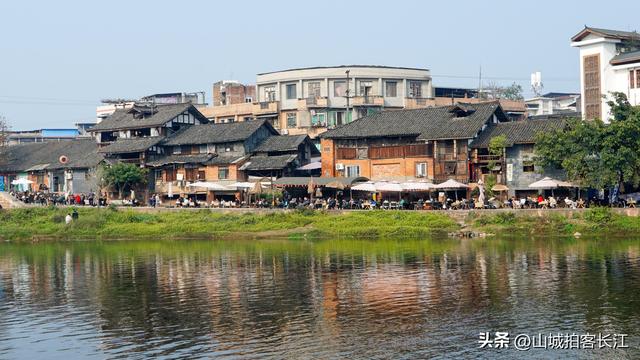 四川这个烟火气很足的古镇，是知名美食发源地，被称为巴蜀地标