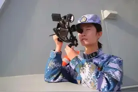 一句话，“干就完了”！055型万吨级南昌舰，与2艘外舰海上对峙图片