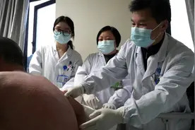 13岁男孩全身溃烂险致命！协和医院多学科联合救治罕见合并血液病的皮肤病患者图片