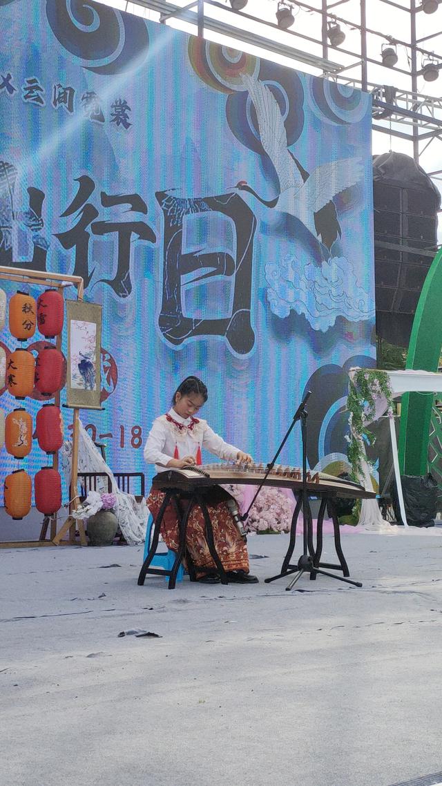 2025.11.22下午，南宁百益上河城举办国风表演，汉服巡游。