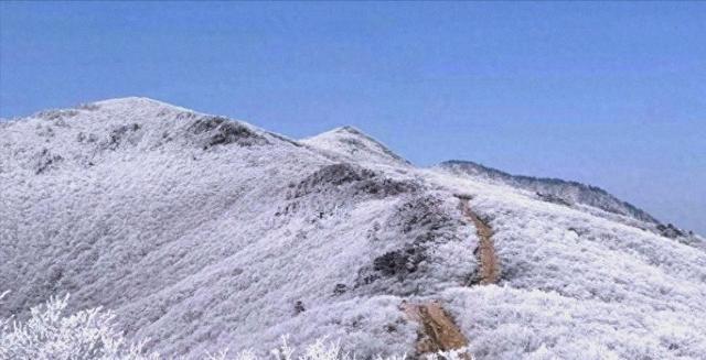 年轻妈妈携带2岁儿子爬雪山跨年受困，被发现时孩子已经失温