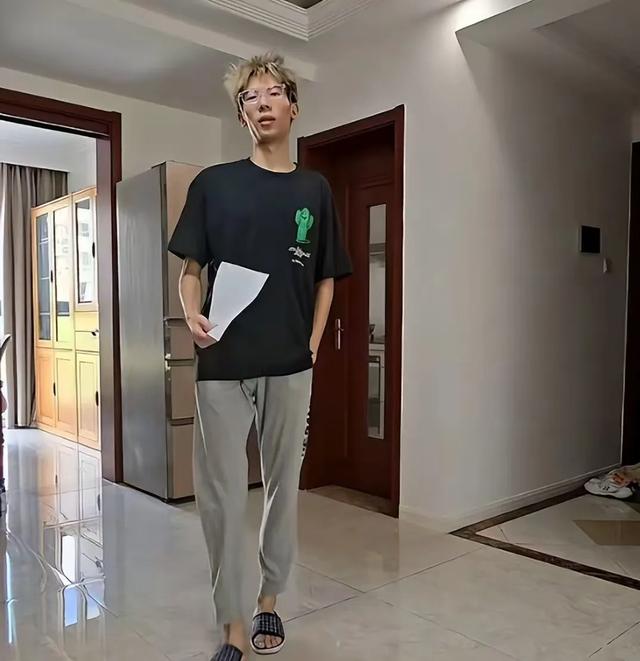 “黄毛男孩”晒北大通知书，结果专业被群嘲：毕业了也是送外卖