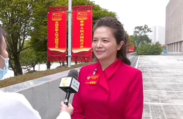 53岁前央视主持文清近况曝光！身材发福成路人，带儿子回桂林定居