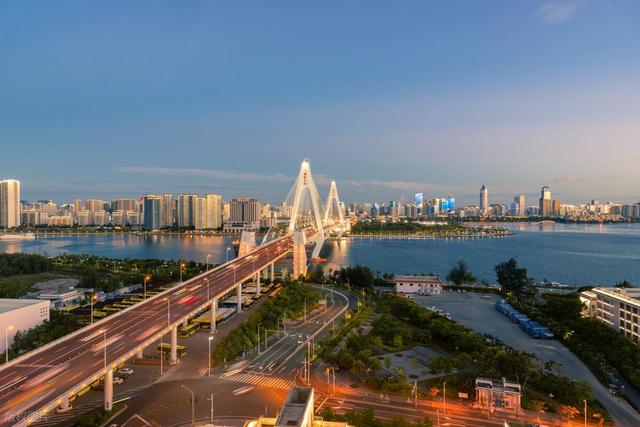 最有 “割裂感” 的城市之一！热带风情不失厚重，椰子鸡吃到扶墙出