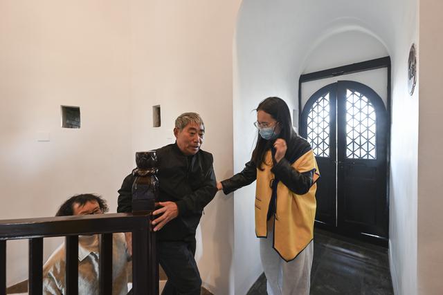 秋爽登文峰 塔下聚宾朋