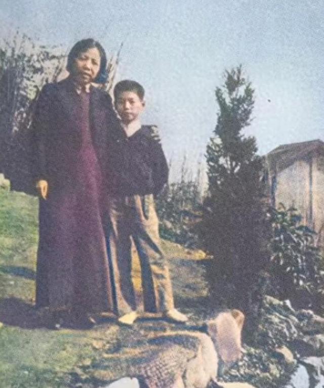 李鹏总理年轻时有多帅？1959年在吉林留影，31岁玉树临风气质不凡