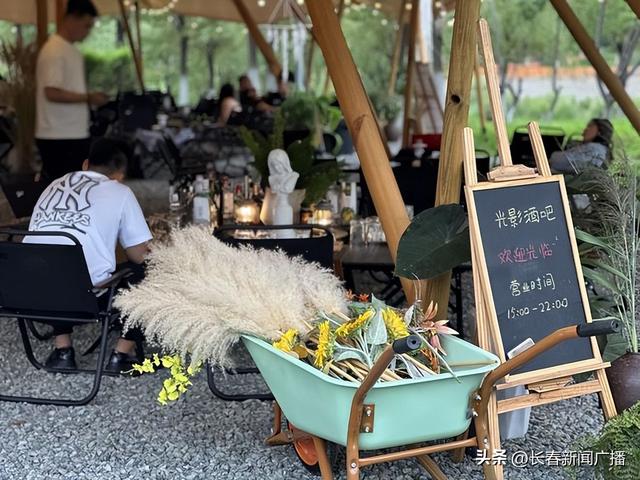 长春南溪湿地光影岛上演露天脱口秀 解锁夜生活新体验