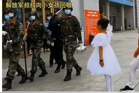 国外网友看中国小孩向军人敬礼 美国网友：羡慕和敬佩！图片