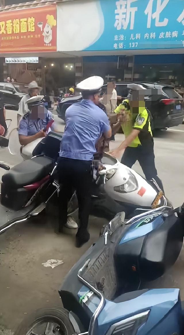 男子酒后骑摩托拒不配合执法被行拘