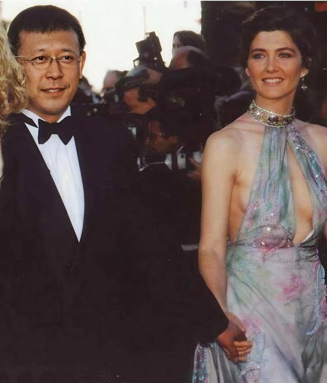 姜文到法国参加女儿婚礼，和前妻桑德琳再次见面，父女俩挽手入场