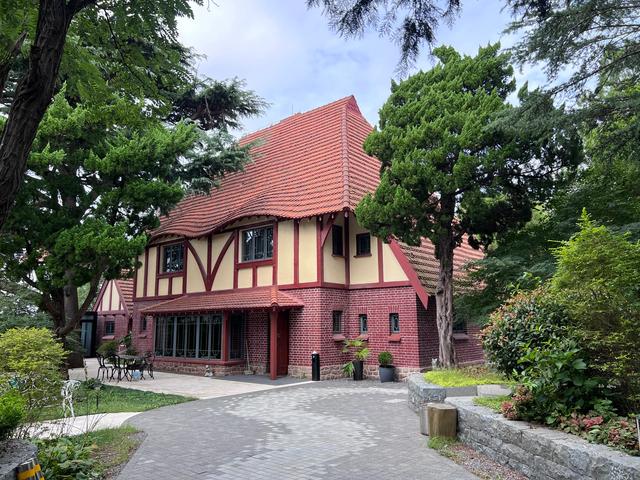 毗邻八大关，无敌海景、欧式建筑、葱郁柏树，这里一处宝藏景区。