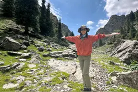 沈佳妮全素颜游新疆，朱亚文当御用摄影师，端锅吃饭真实又惬意！图片