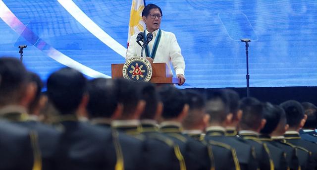 菲律宾1.7万警察出动，政府高层全在贪腐，马科斯下台响彻全国	，美国现在也不指望他了？