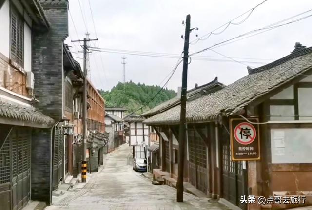 成都龙泉山被冷落的古场镇，街上空无一人，美食诱人被严重低估！