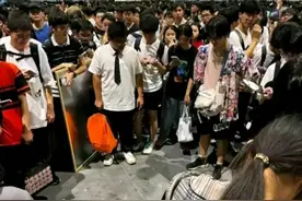 逼急了！男子上海漫展现场脱裤拉稀，多人被喷大便，保安被骂惨图片