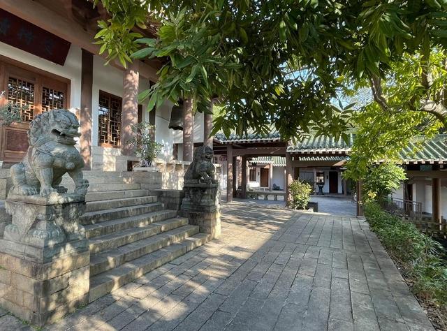 厦门鸿山书院，地处鸿山公园半山腰，依山傍海，可俯瞰鼓浪屿