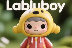 甚至可以看到给labubu戴牙套，这个丑萌丑萌的公仔真这么吸引人么图片