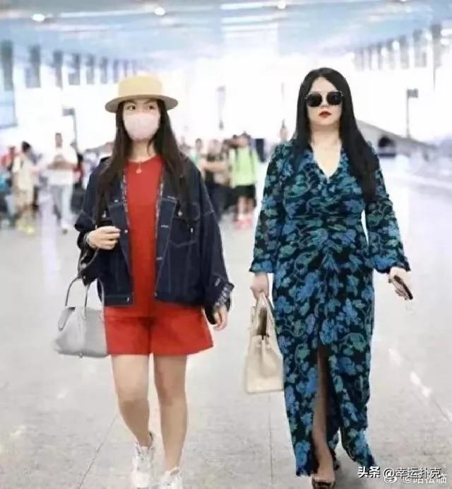 49岁李湘机场现身，200斤气场强，感觉走路肉都在颤 ​，有钱真好