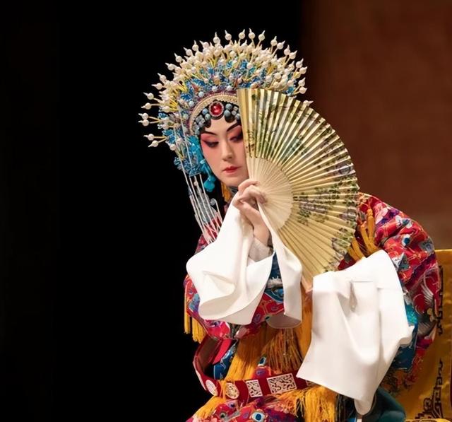 离婚18年才发现，身价上亿住四合院的李成儒，真的配不上史依弘