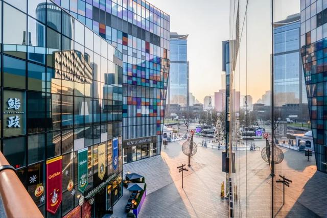 北京速度变慢？三里屯街头换脸，市民遛弯成热潮，漫步时代来临