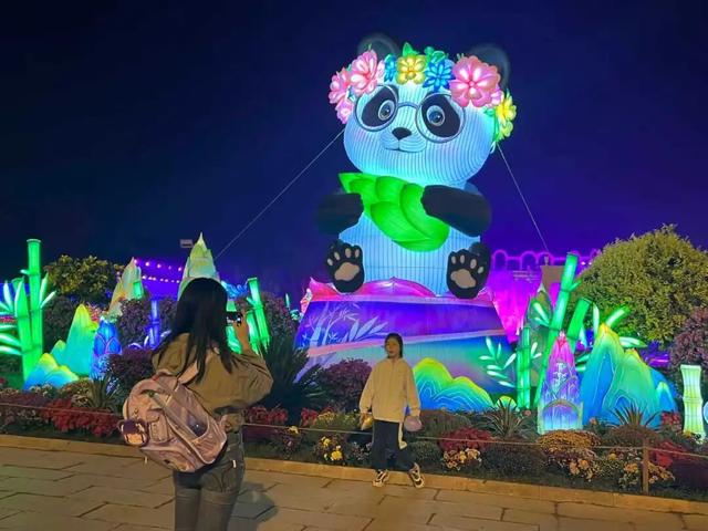 媒体看丰台 | 近三万游客畅游“灯海”！《北京日报》头版报道京彩灯会点亮假日夜空