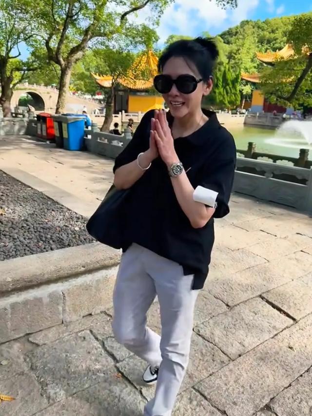 57岁邱淑贞游普陀山被偶遇，身材娇小苗条，打扮低调女神气质依然