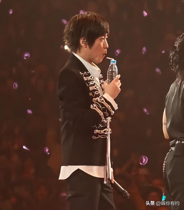 朱孝天回应F3演唱会，阿信摔下舞台不到24小时，恶心的一幕出现