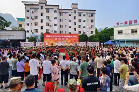 扬帆起航踏征程！广西金城江近万各界民众欢送新兵图片