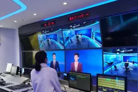 为什么新闻联播主持人从不低头念稿，他们全背下来了吗？涨知识了图片