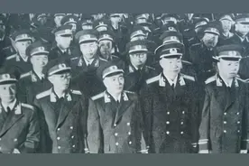 他18岁就担任师政委，授衔时当众扯下肩章，到死下葬也没有穿军装图片