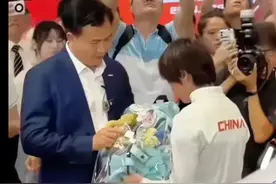 全红婵与恩师何威仪出席广汽赠车仪式，品牌方送大礼，全爸愁坏了图片