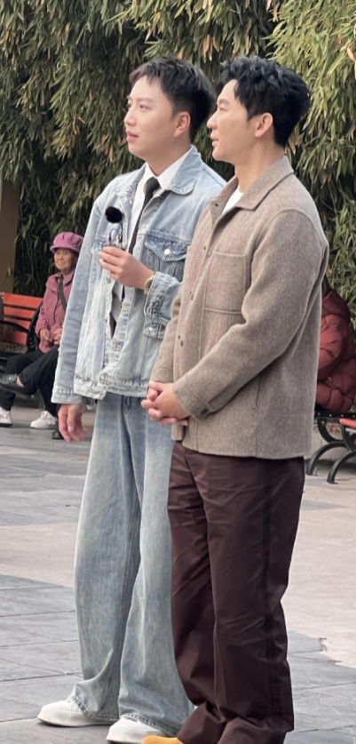 北京公园偶遇李晨，46岁依旧帅气逼人，大妈们热情围观！