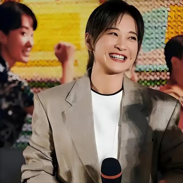 “消失”一年后，43岁的贾玲官宣喜讯，全网恭喜，终于等到这一天