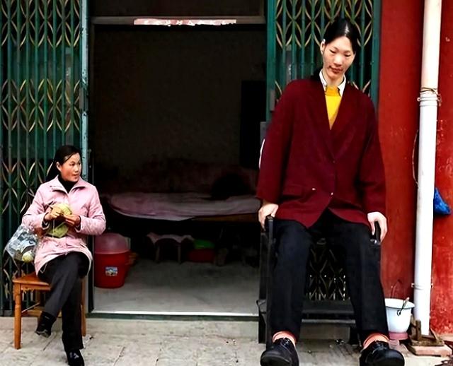 世界第一女巨人来自中国安徽，穿78码的鞋子，一顿饭吃六碗炒面