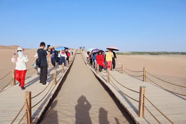 千人旅行团畅游敦煌阳关,开启秋季旅游热!