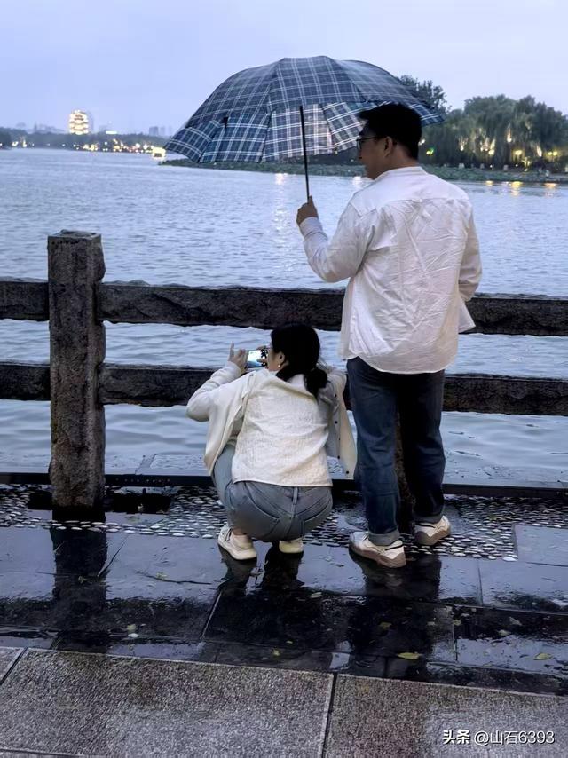 新华社原军事记者陶俊峰泉城美拍：《秋雨中游览大明湖》